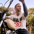 Adam Levine diz que parou de fazer tatuagens porque elas doem 'muito'