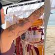 Namorada de Belo vende biquínis em praia no Rio: 'Não tenho vergonha de trabalhar'