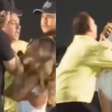 VÍDEO! Cantora Walkyria é agarrada por fã e cai no palco durante show