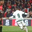Goiás aproveita falha de goleiro, vence o Athletico e sobe na Série B