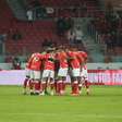 Internacional vence o Vitória, sai do Z4, mas atuação preocupa