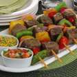 Espetinho de carne com legumes: aposte na receita simples e saborosa