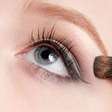 Maquiagem nos olhos pode causar danos à visão; entenda riscos