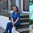 Atriz deixa palco de teatro chorando e é protegida por filha