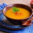 8 receitas de sopas e caldos fáceis para espantar o frio