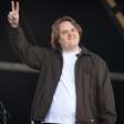 Lewis Capaldi relata crise nos bastidores: 'Saí convulsionando'