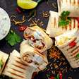 Wrap de mandioca caseiro com recheio de frango e molho simples