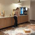 Mulher viraliza ao destruir café da manhã de hotel após ser demitida