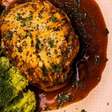 Sobrecoxa com crosta de parmesão e molho madeira: tudo de bom para o seu almoço ou jantar