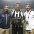 De saída do Botafogo, Igor Jesus recebe homenagem no Nilton Santos