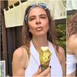Luciana Gimenez toma sorvete coberto com folha de ouro no Japão