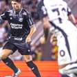 Corinthians bate Ceará e conquista primeira vitória fora de casa no Brasileirão