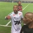 Neymar defende Danilo de ofensas da torcida do Santos: 'Respeita, p'