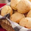 Pão de queijo caseiro: faça a receita prática em menos de 1 hora