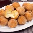 Bolinho de mandioca recheado para petiscar com os amigos
