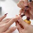 Unhas quebradiças e fracas? Escolha do esmalte pode ser o motivo