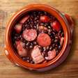 Quanta feijoada fazer por pessoa? Dicas para não errar no prato