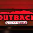 Garçom do Outback é demitido por injúria racial contra colega de profissão