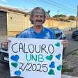 Aos 65 anos, carteiro passa na faculdade e é surpreendido pela família com farinha e tinta