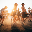 A Geração Z se desvinculou tanto dos vícios que está celebrando raves diurnas com café e "cura sonora"