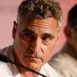 Joaquin Phoenix relembra crítica de diretor no início da carreira: "Me deixou p***"