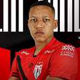 Atlético-GO anuncia retorno do zagueiro Adriano Martins