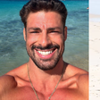 Quem será? Cauã Reymond é visto aos beijos na praia