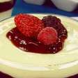 Panacota com calda de frutas vermelhas: sirva a sobremesa saborosa