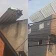 Vídeo mostra o momento em que telhado inteiro de casa é arrancado por ventania em SP