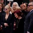 Viúva de Ozzy Osbourne é amparada pelos filhos durante funeral do músico