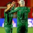 Mesmo com um a menos, Coritiba vence o Vila Nova e assume a liderança da Série B