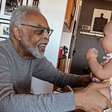 Gilberto Gil e a bisneta: um sorriso de esperança após a dor do luto