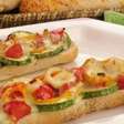 Minibaguete com legumes gratinados: sirva essa delícia como entradinha