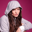 Larissa Manoela acerta com cinza e marrom em 2 looks fashion
