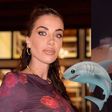 Grávida, jornalista famosa é atacada por tubarão em praia e passa por cirurgia. Saiba estado de saúde