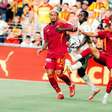 Wesley é titular pela primeira vez na Roma, salva um gol e já é campeão