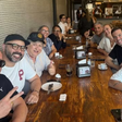 Neymar leva funcionários do Santos para almoço em churrascaria: 'Guerreiros'