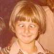 Há cerca de 47 anos, esse menino de cabelo loiro e liso fazia careta para a foto; hoje é um famoso visto por muitos na TV. Reconhece?