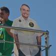 Com pai barrado por Moraes, Flávio discursa ao lado de Bolsonaro de papelão em ato em Copacabana