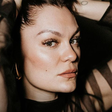 Jessie J enfrenta complicações após cirurgia e retoma tratamento em casa