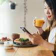 Você come em pé, mexendo no celular ou em frente a TV? Isso pode estar sabotando sua dieta