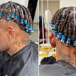 Neymar exibe novo estilo de tranças, agora com miçangas azuis e transparentes