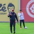 Internacional pode continuar com esquema de três zagueiros contra o Fluminense
