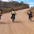 Cientistas fazem percurso de bicicleta pelo Cerrado para identificar efeitos da crise climática
