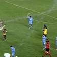 Jogador do The Strongest é atingido por rojão vindo da própria torcida