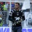 Com iminente saída de John, Léo Linck ganha chance como titular do Botafogo
