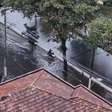 SP: Santos amanhece embaixo d'água após chuva e com lixo pelas ruas em meio a greve
