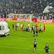 Jogador do Botafogo fica desacordado após choque e deixa campo de ambulância