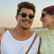 Camila Queiroz chama atenção com lenço em viagem babymoon
