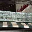 Torcedores do Palmeiras protestam com faixas após derrota no dérbi